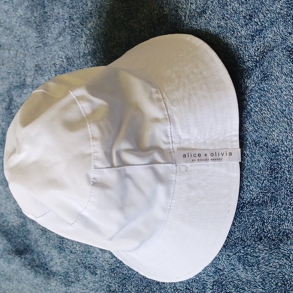 NWT Alice + Olivia Reversible Bucket Hat - Picture 2 of 5